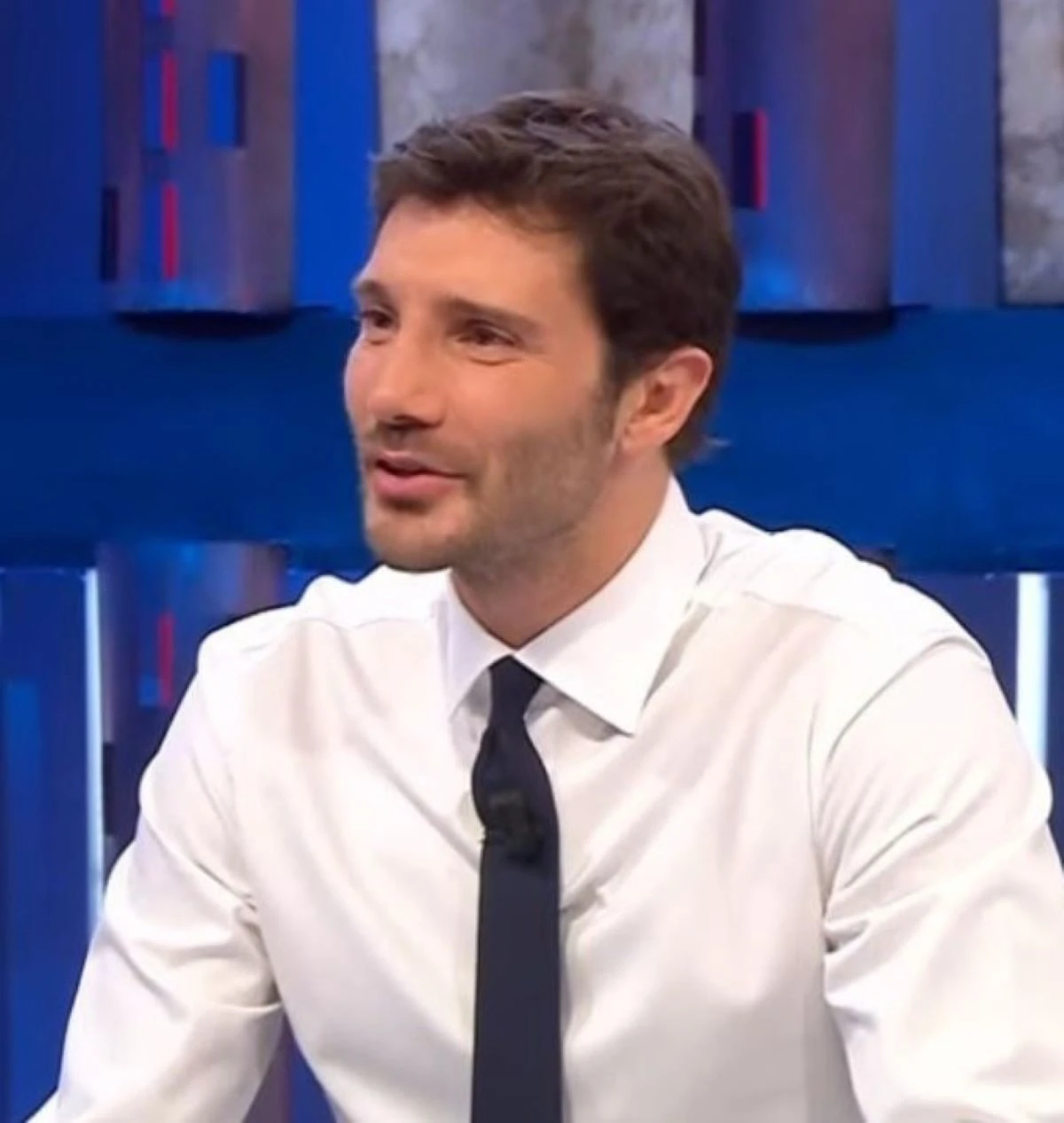 Stefano De Martino con sguardo misterioso