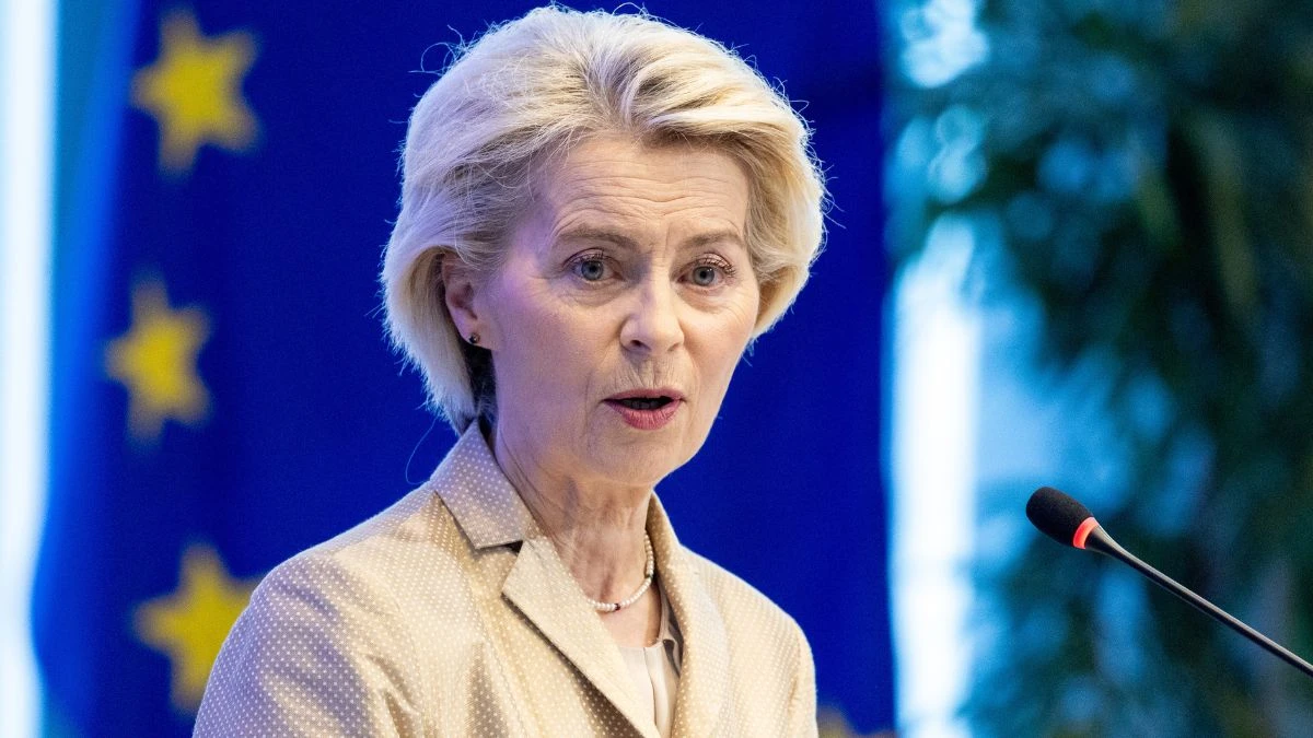 Ursula von der Leyen durante una conferenza sulla crisi ucraina