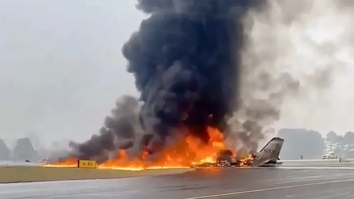 Squadre di soccorso e autorità sul luogo dello schianto a Statesville