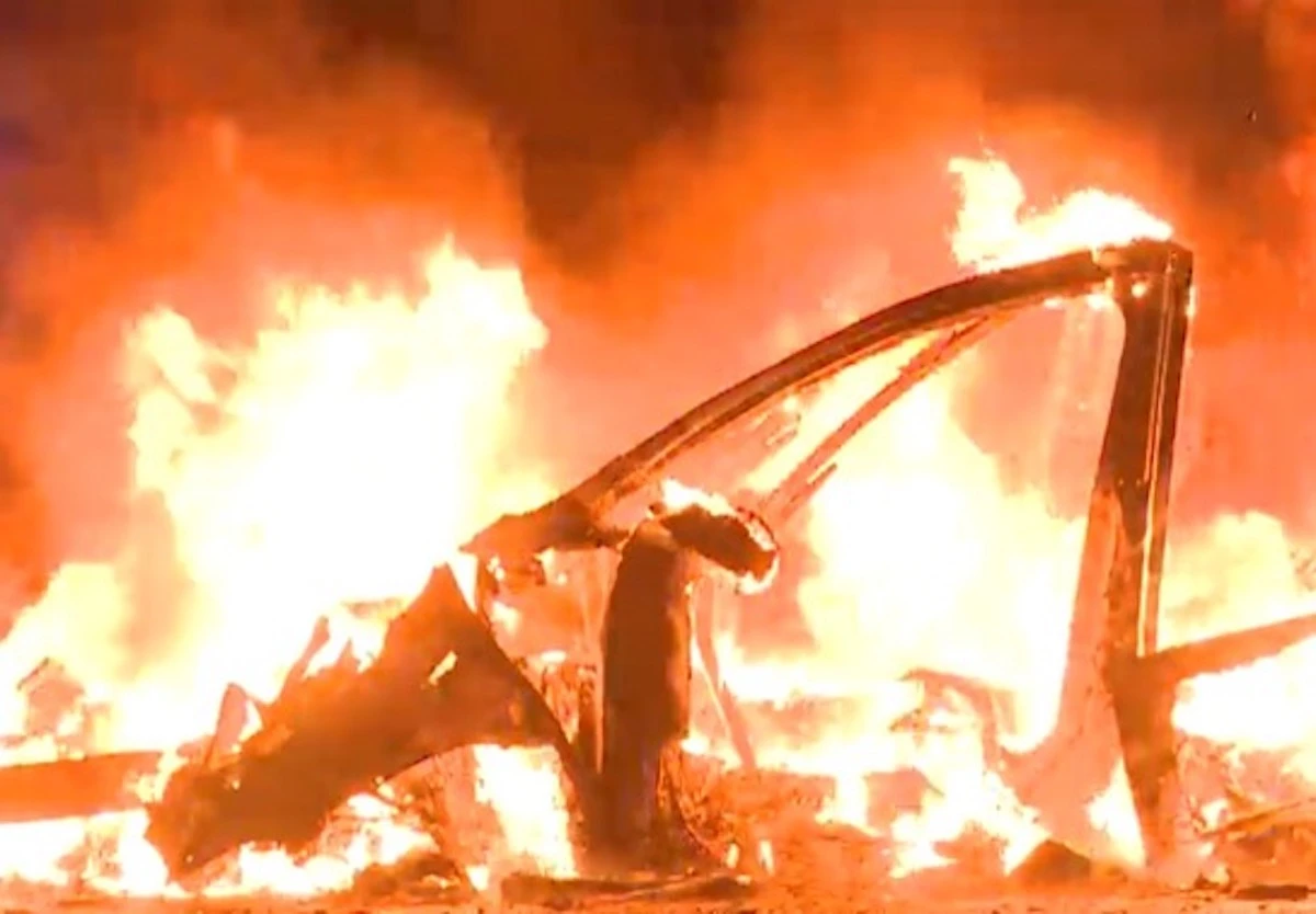 Soccorritori e mezzi di emergenza intervengono sul luogo dell'incidente in California