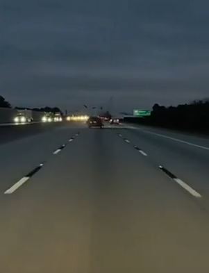 Aereo perde quota e atterra su una macchina in autostrada: la scena incredibile (VIDEO)