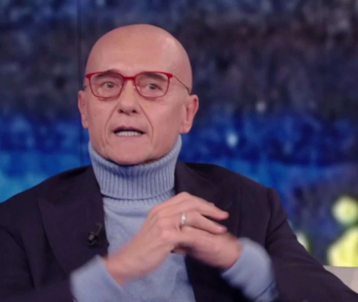 Primo piano di Alfonso Signorini, storico conduttore del Grande Fratello