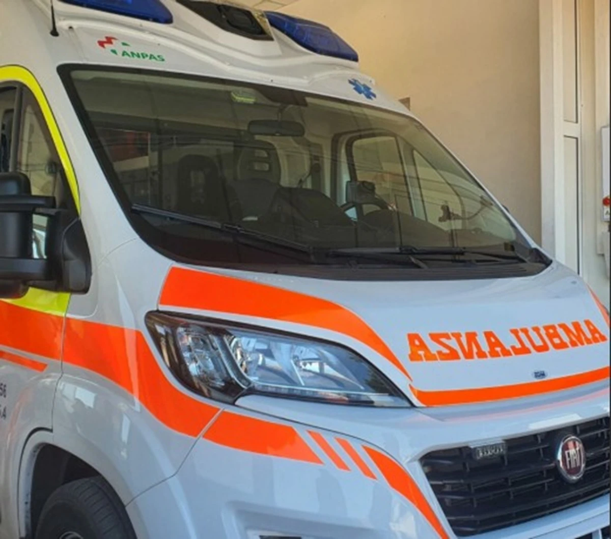 Ambulanza e soccorritori in azione nella zona dell'incidente