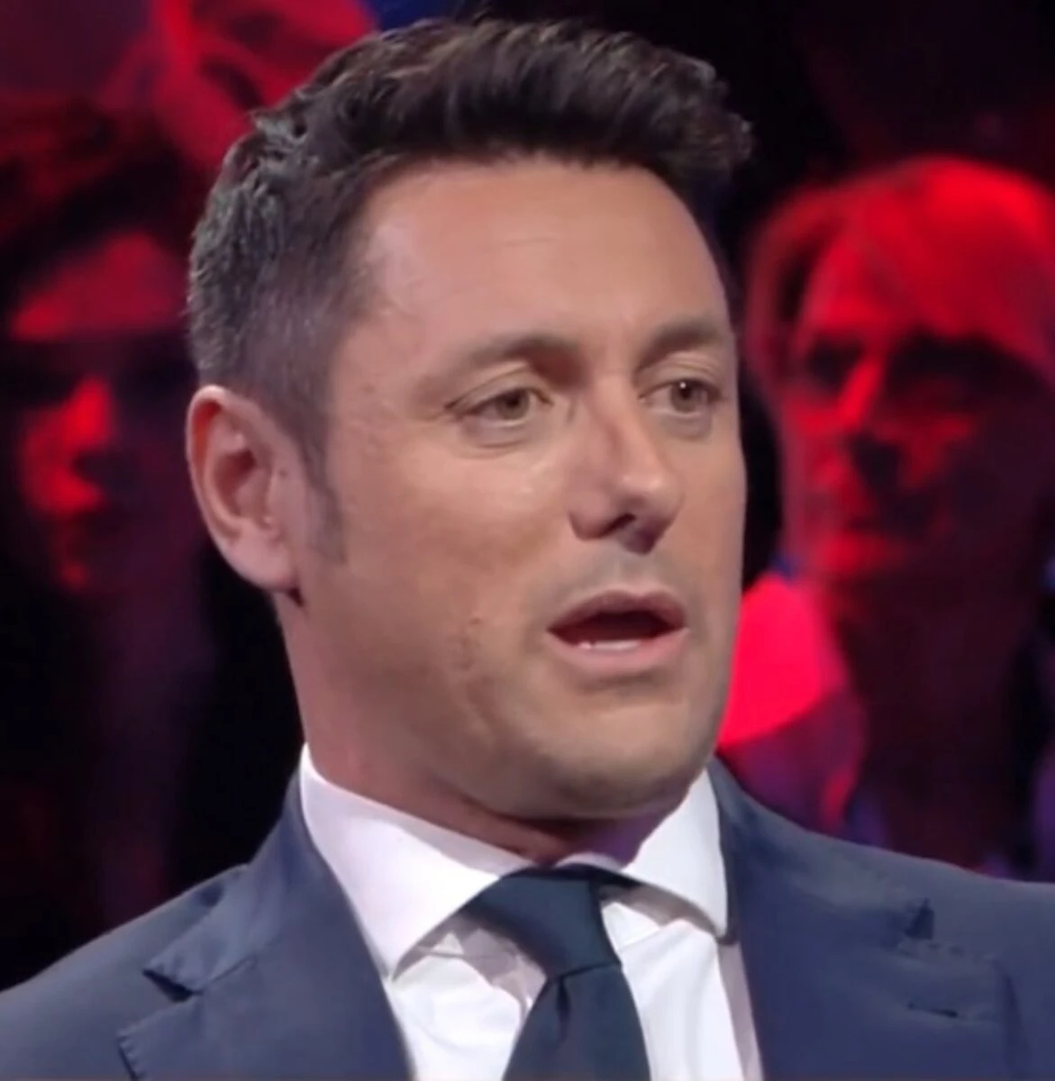 Andrea Giambruno durante una passeggiata in città