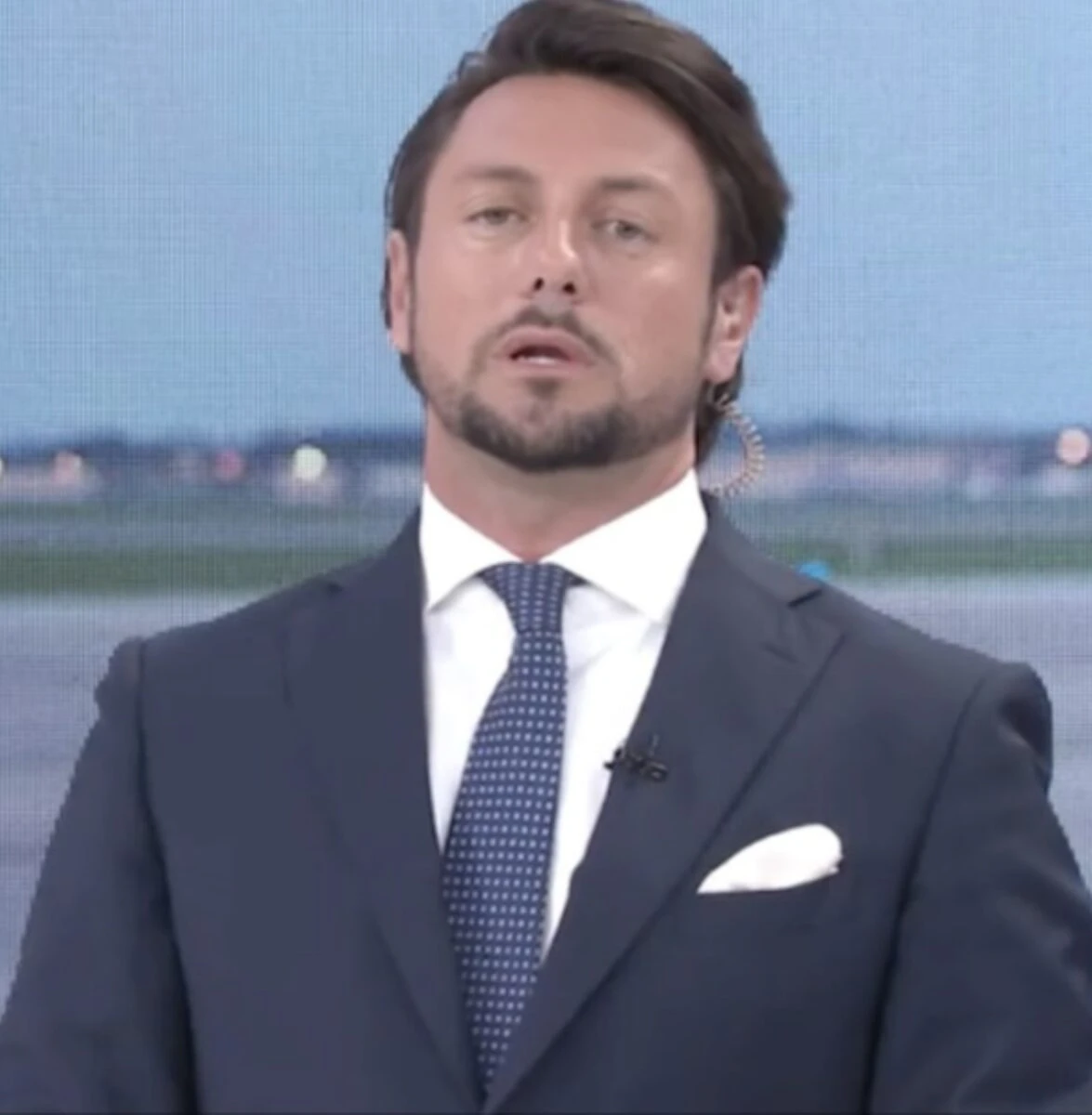 Andrea Giambruno fotografato in un momento di vita privata