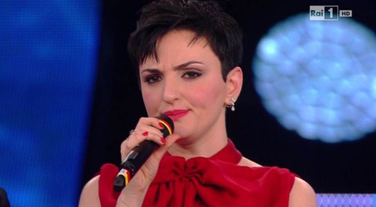 “Vogliono Annalisa al posto tuo”: choc di Arisa per la telefonata su Sanremo. Il video virale