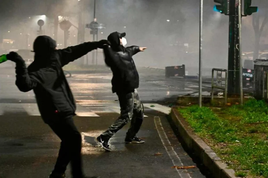 Manifestazione a Torino in sostegno del centro sociale Askatasuna