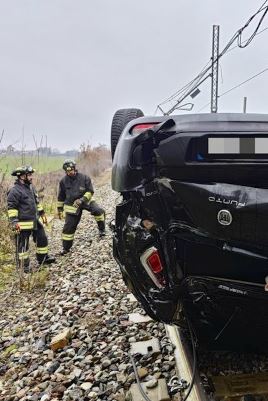 Auto vola giù dal cavalcavia mentre arriva il treno: orrore in Italia. Immagini tremende a Piacenza