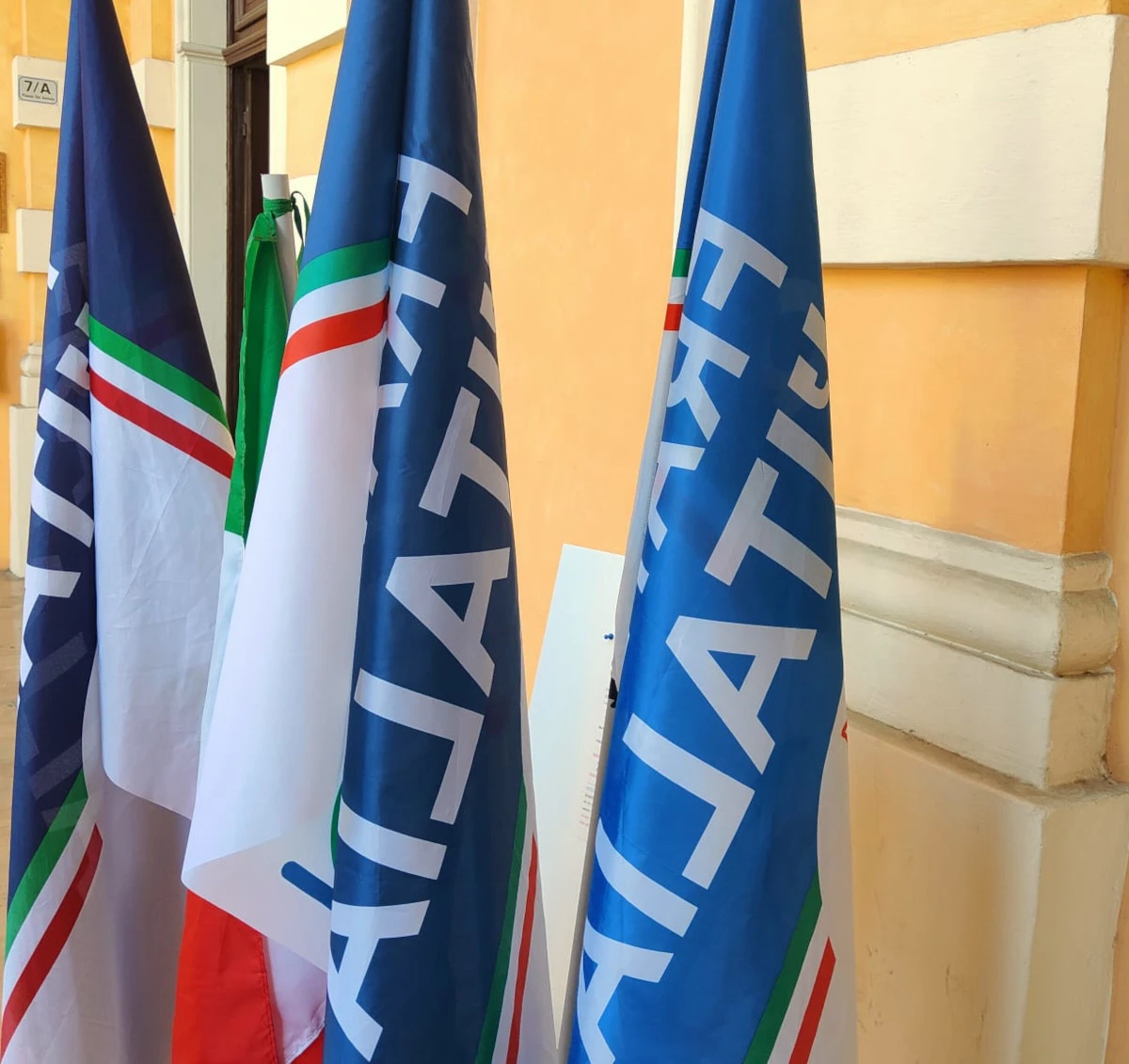 Bandiere italiane e regionali davanti al Parlamento