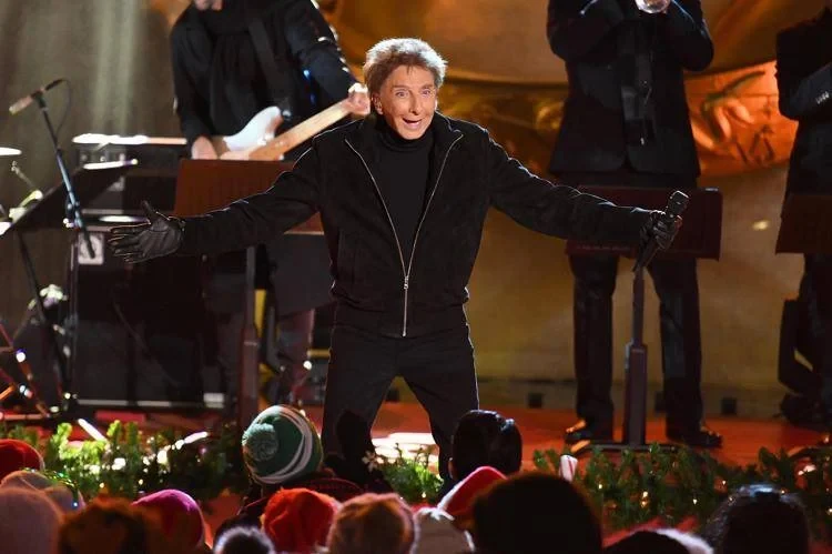 Barry Manilow sul palco con microfono in mano