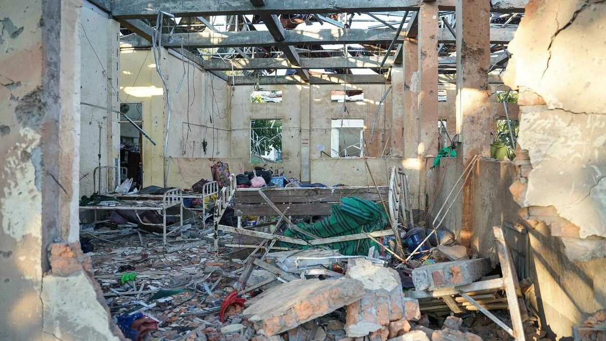 Immagine drammatica dell'ospedale colpito in Birmania, simbolo della tragedia e della devastazione causata dal raid aereo
