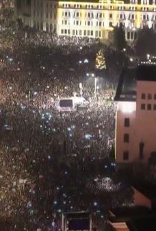 Cade il governo, il premier si dimette in diretta: è caos