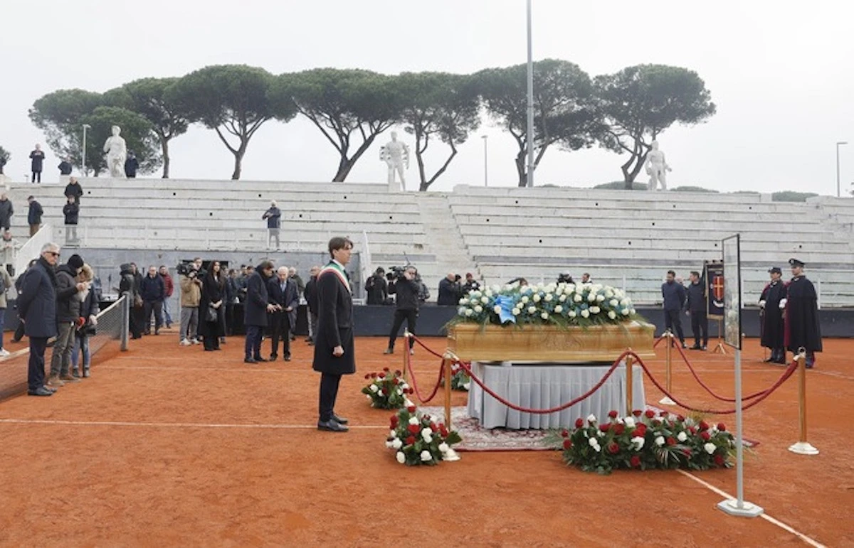 Persone si raccolgono in omaggio a Nicola Pietrangeli al Foro Italico