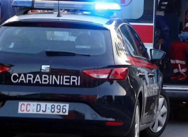 Carabinieri e ambulanza intervenuti sull’incidente in Statale 106