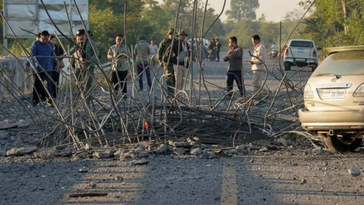 Militari thailandesi e cambogiani lungo il confine durante il cessate il fuoco