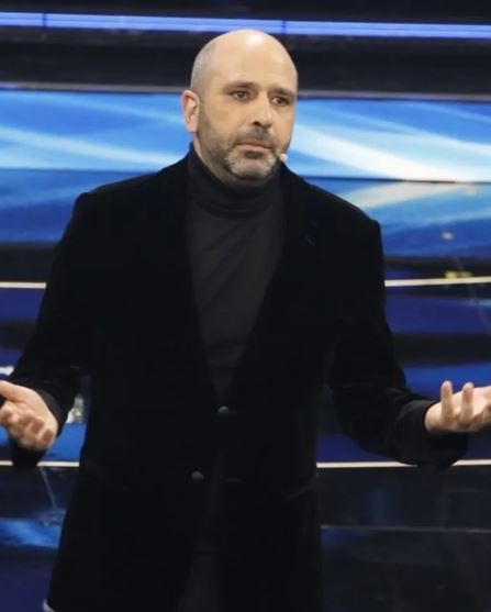 Mediaset, messaggio a reti unificate: in onda stasera il video speciale di Checco Zalone