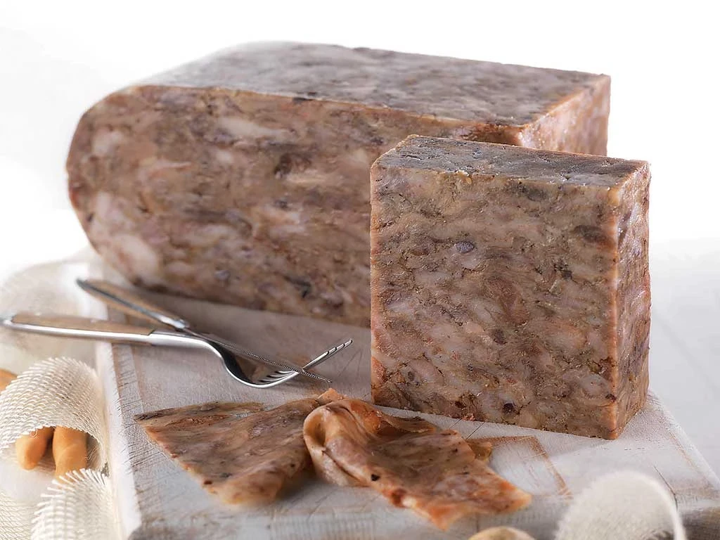 Primo piano di ciccioli di maiale su un tagliere