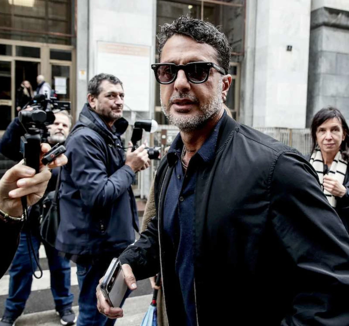 Fabrizio Corona all'esterno del Palazzo di Giustizia di Milano dopo l'interrogatorio