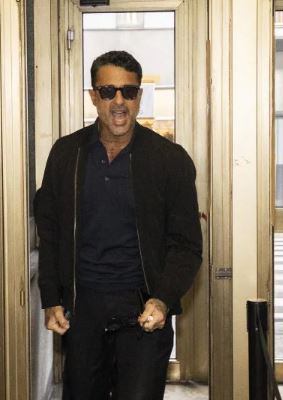 Corona esce dal Tribunale e sgancia la bomba su Signorini: “Cosa troveranno nel suo cellulare”