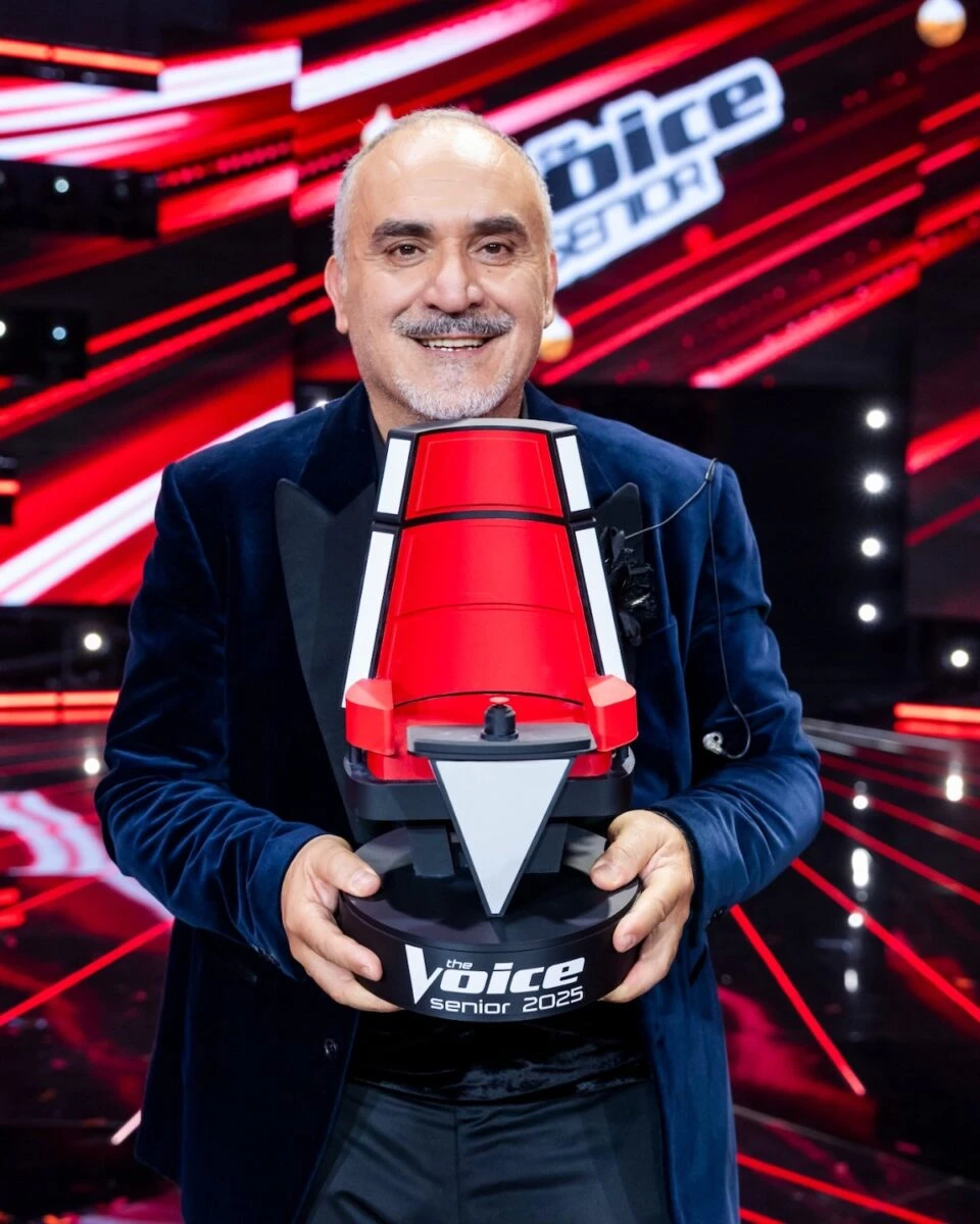 Francesco De Siena sul palco di The Voice Senior durante una delle esibizioni