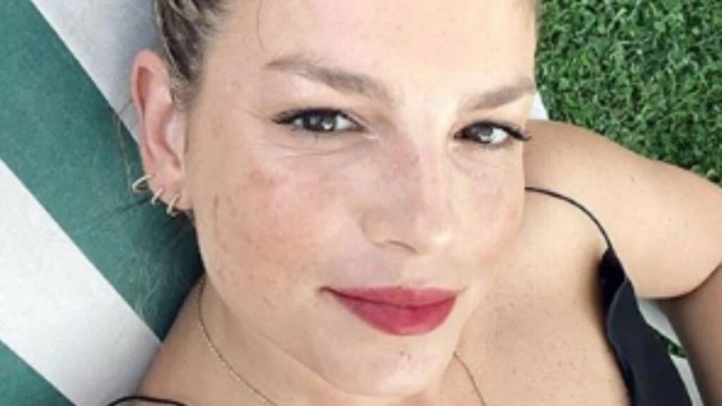 Primo piano della cantante Emma Marrone durante un'esibizione