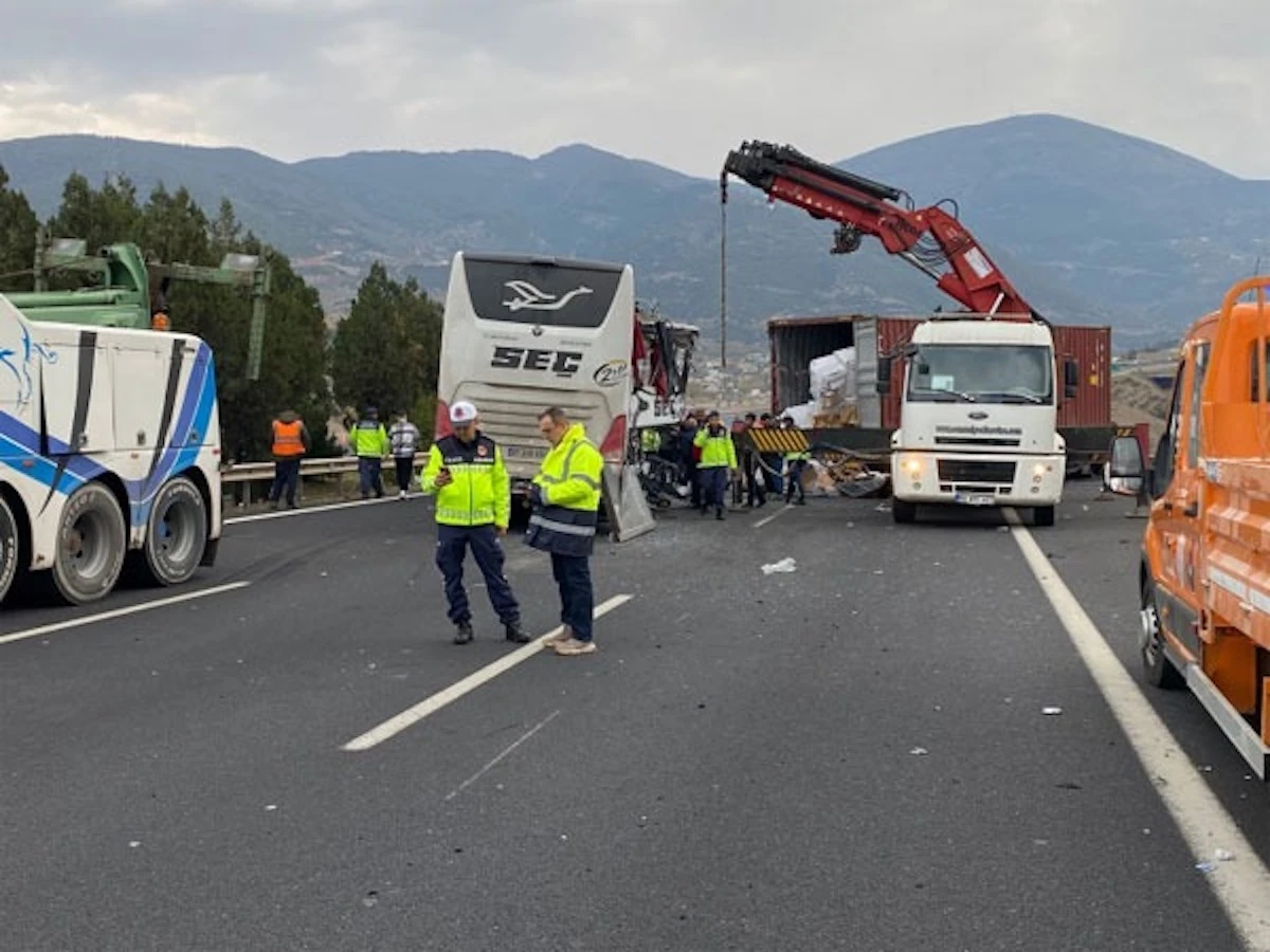 Veicoli incidentati sulla strada turca dopo lo scontro tra autobus e tir
