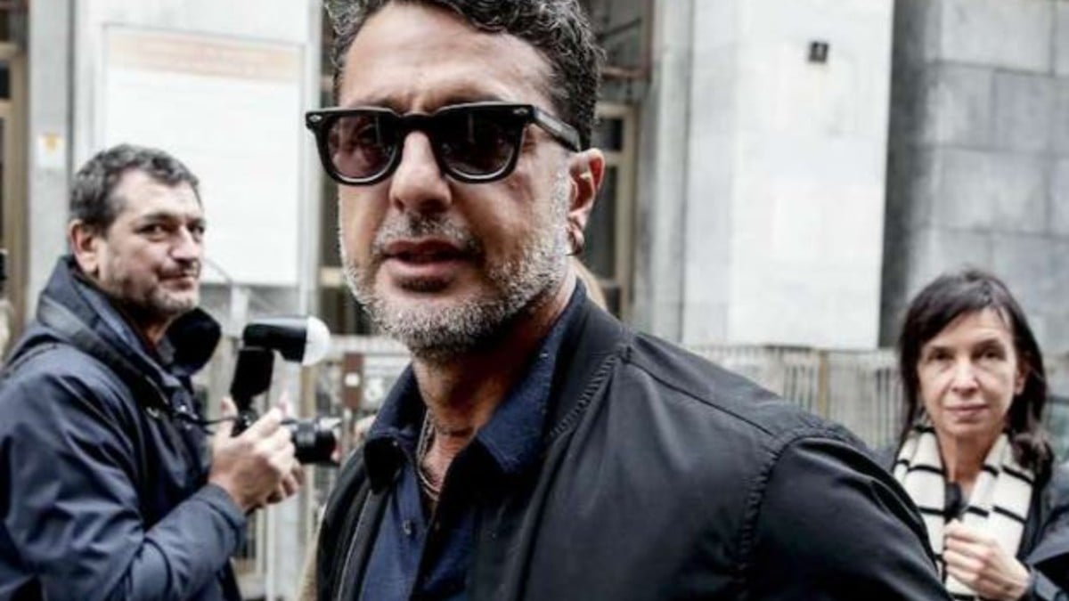 Corona esce dal Tribunale e sgancia la bomba su Signorini: “Cosa troveranno nel suo cellulare”