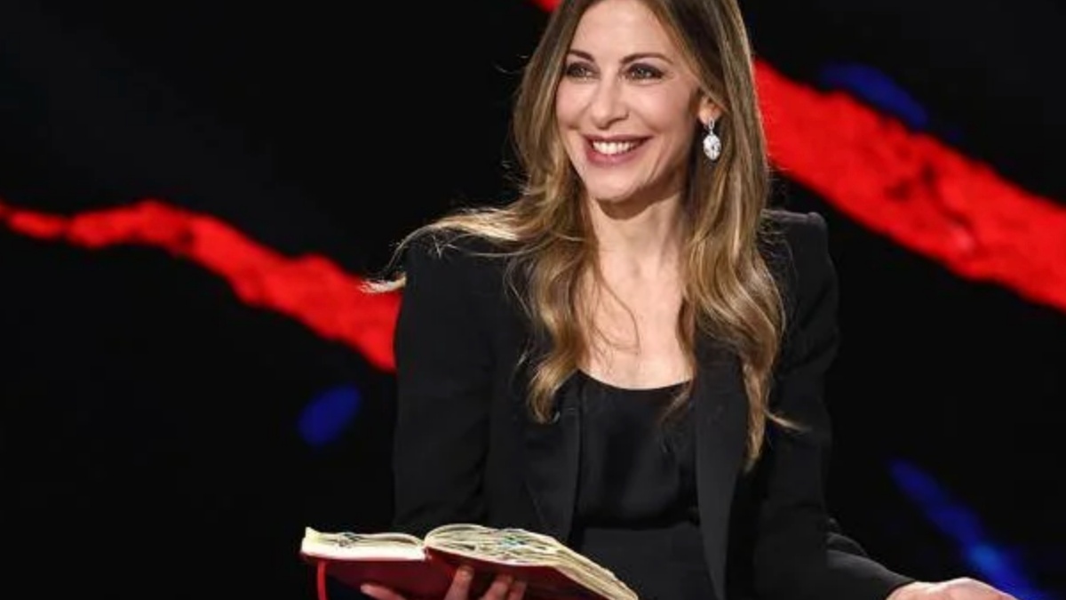 ”Belve”, Fagnani chiude con gli orecchini a forma di serpente costosissimi: cifra da capogiro