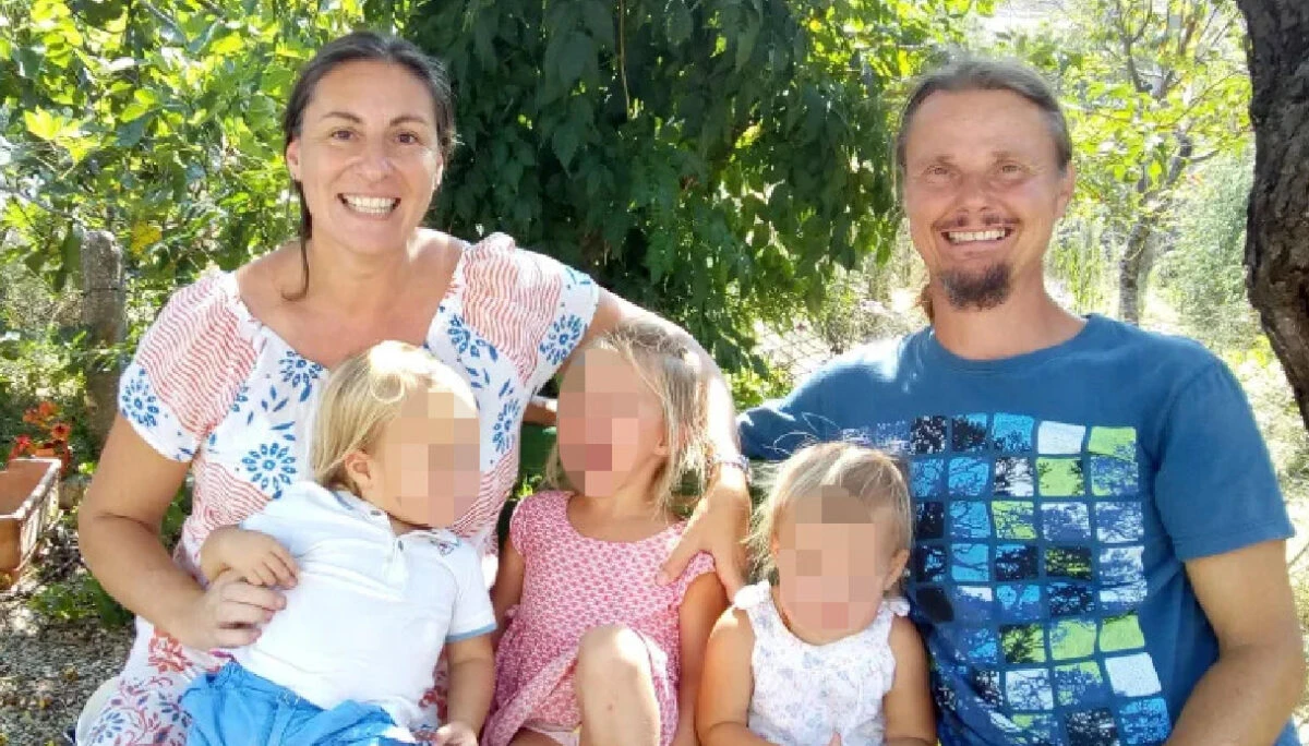 Foto della famiglia nel bosco con i tre figli