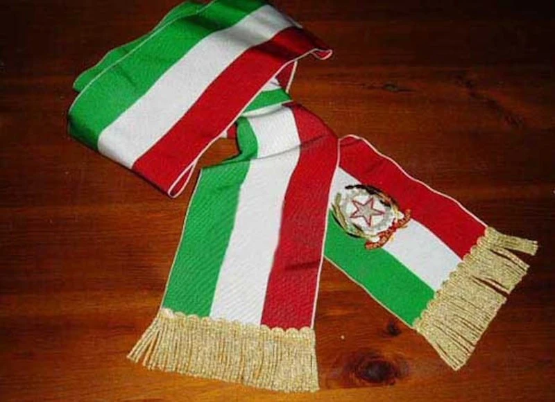 Fascia tricolore del sindaco appoggiata su un tavolo