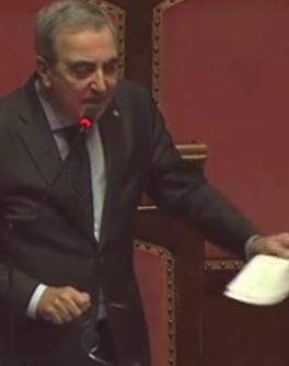 Bagarre in Senato: Gasparri provoca il M5S sui “banchi a rotelle” ed è caos. Interviene La Russa