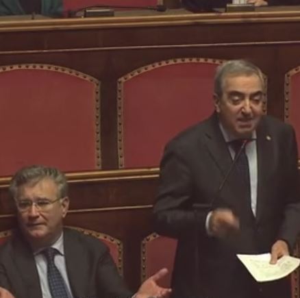 Bagarre in Senato: Gasparri provoca il M5S sui “banchi a rotelle” ed è caos. Interviene La Russa