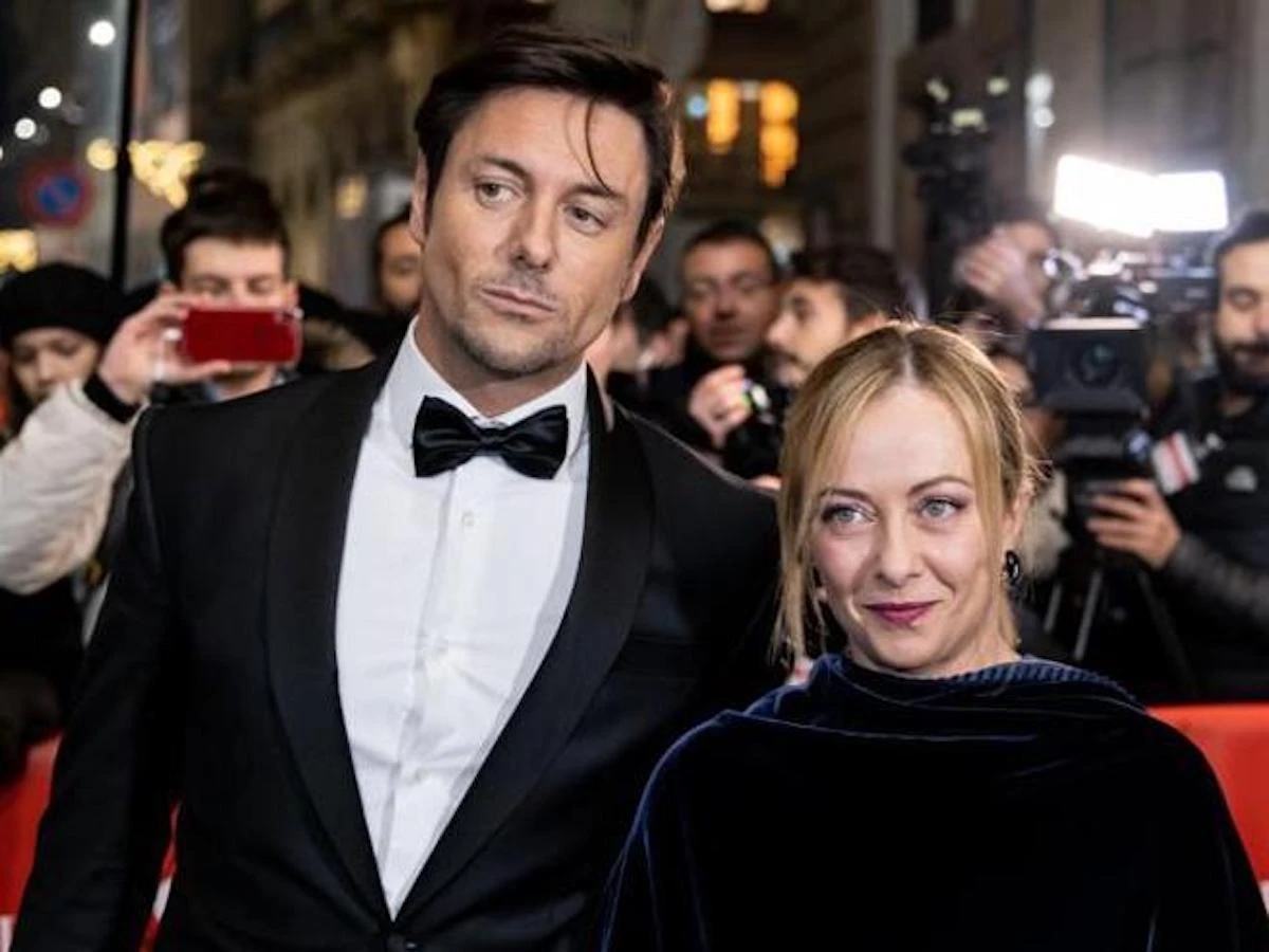 Andrea Giambruno alla conduzione di un telegiornale