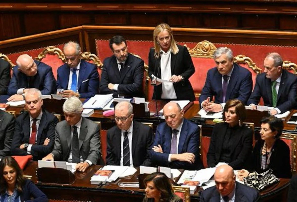 Il governo Meloni riunito durante una conferenza stampa a Palazzo Chigi
