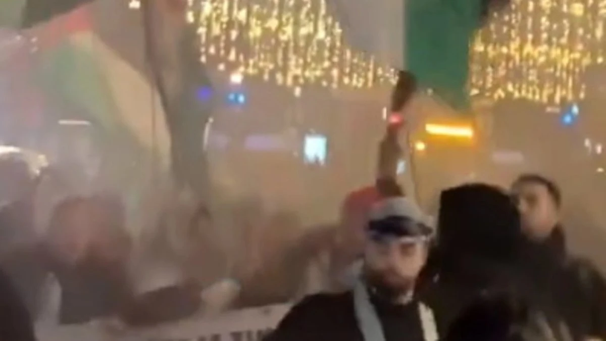 Piazza gremita durante l'assalto al mercatino di Natale, folla in panico