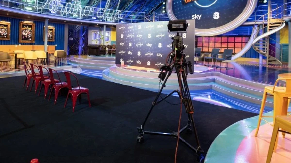 Ingresso sul palco della conduttrice ospite al GialappaShow