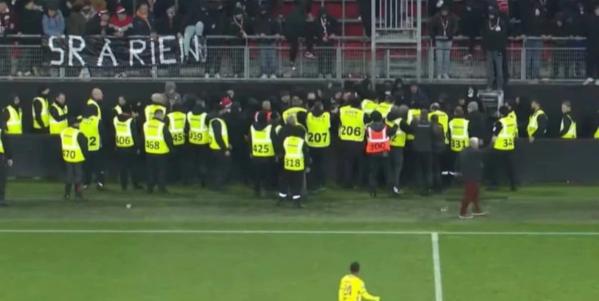 Tifosi in disordini allo Stade du Hainaut durante Valenciennes-Sochaux