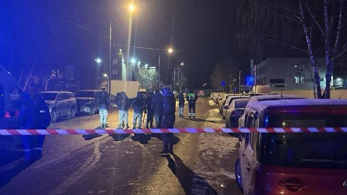 Auto della polizia danneggiata da un'esplosione in una via di Mosca