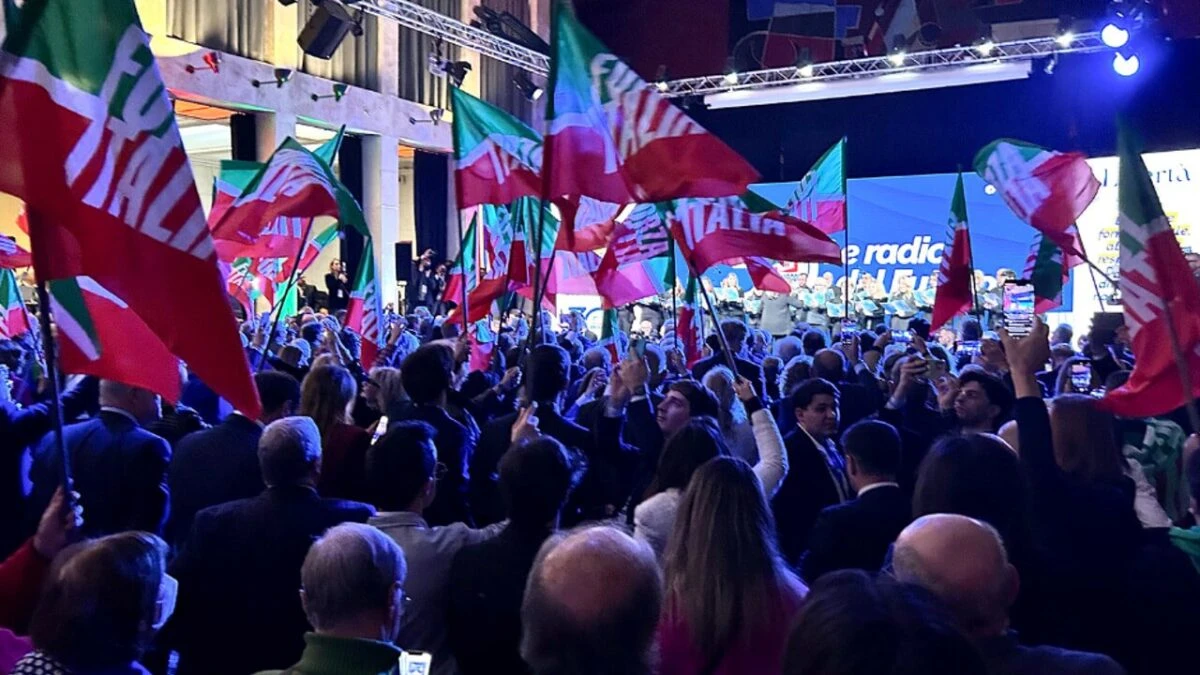 Veduta di Como in lutto per la scomparsa di Gianmaria Quagelli