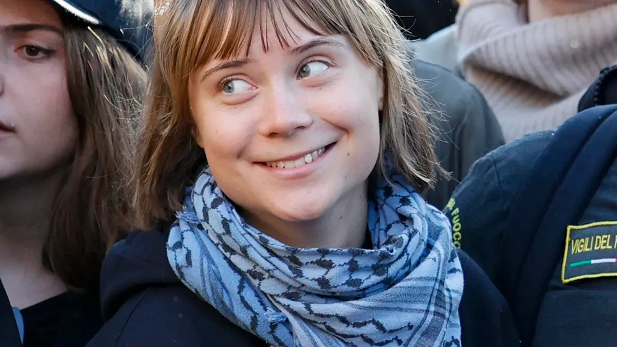 Greta Thunberg tra i manifestanti durante un corteo