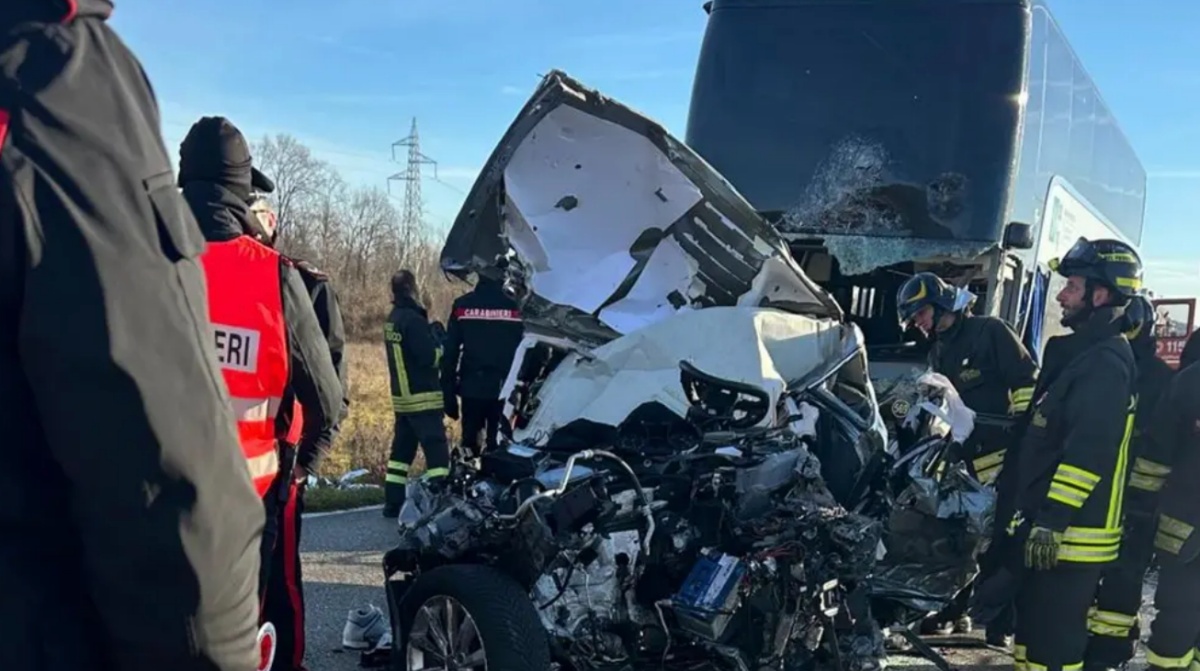incidente frontale tra auto e bus pieno di studenti il bilancio 233 drammatico da Tvzap.it incidente frontale tra auto e bus pieno di studenti il bilancio 233 drammatico