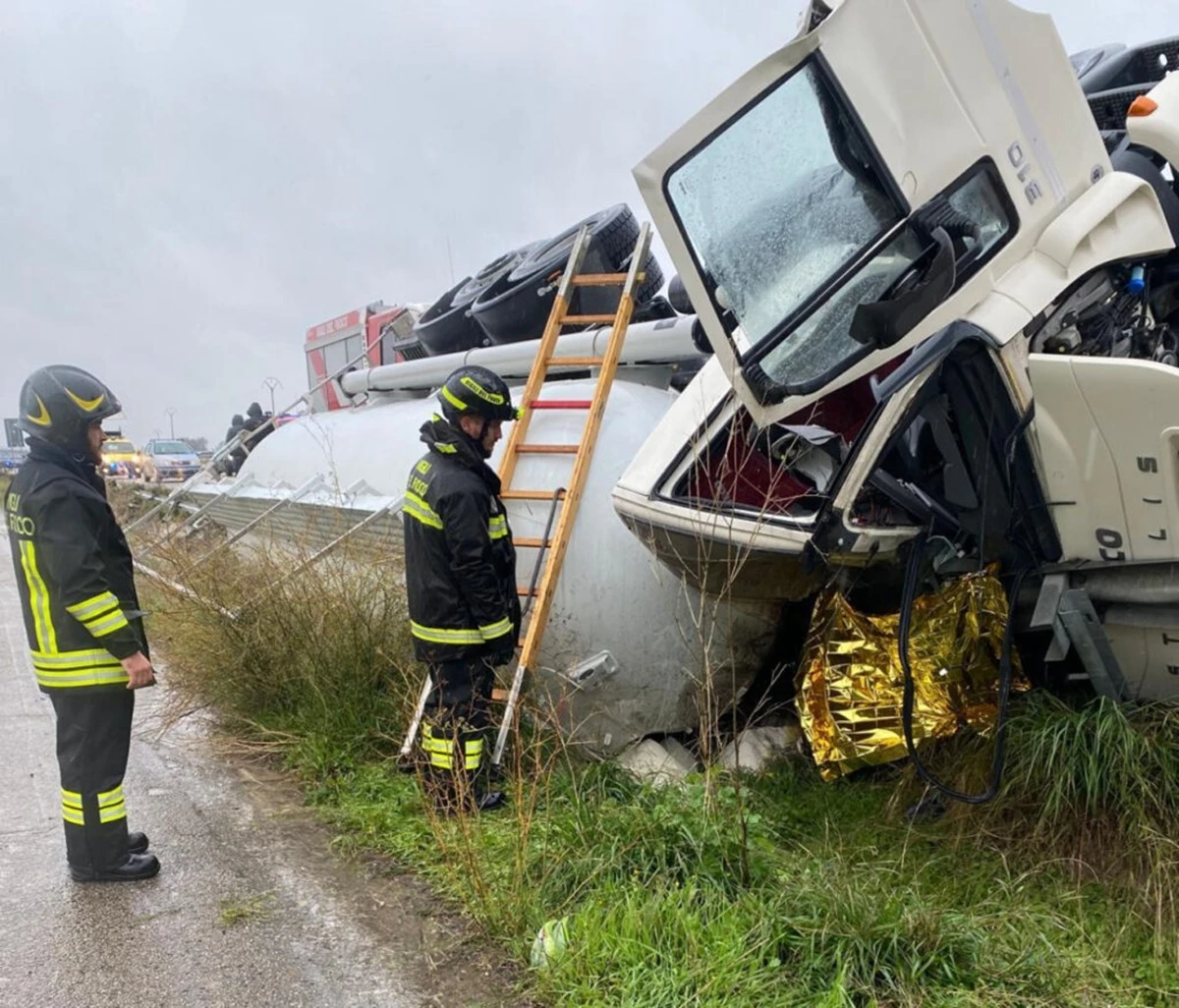 Soccorritori e mezzi di emergenza sul luogo dell'incidente mortale sulla statale 16