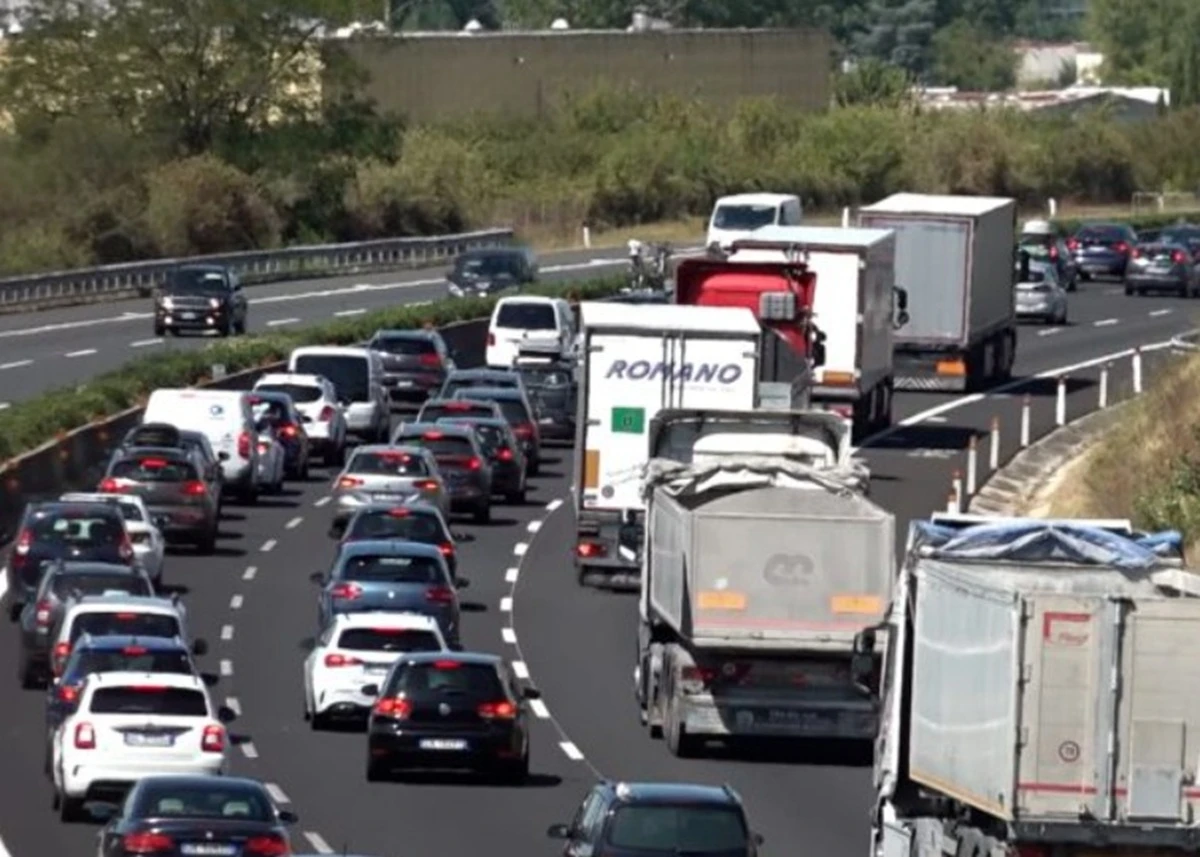 Mezzi di soccorso e veicoli fermi in autostrada dopo un incidente