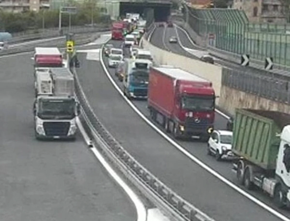 Autostrada A26 con vento forte e traffico rallentato
