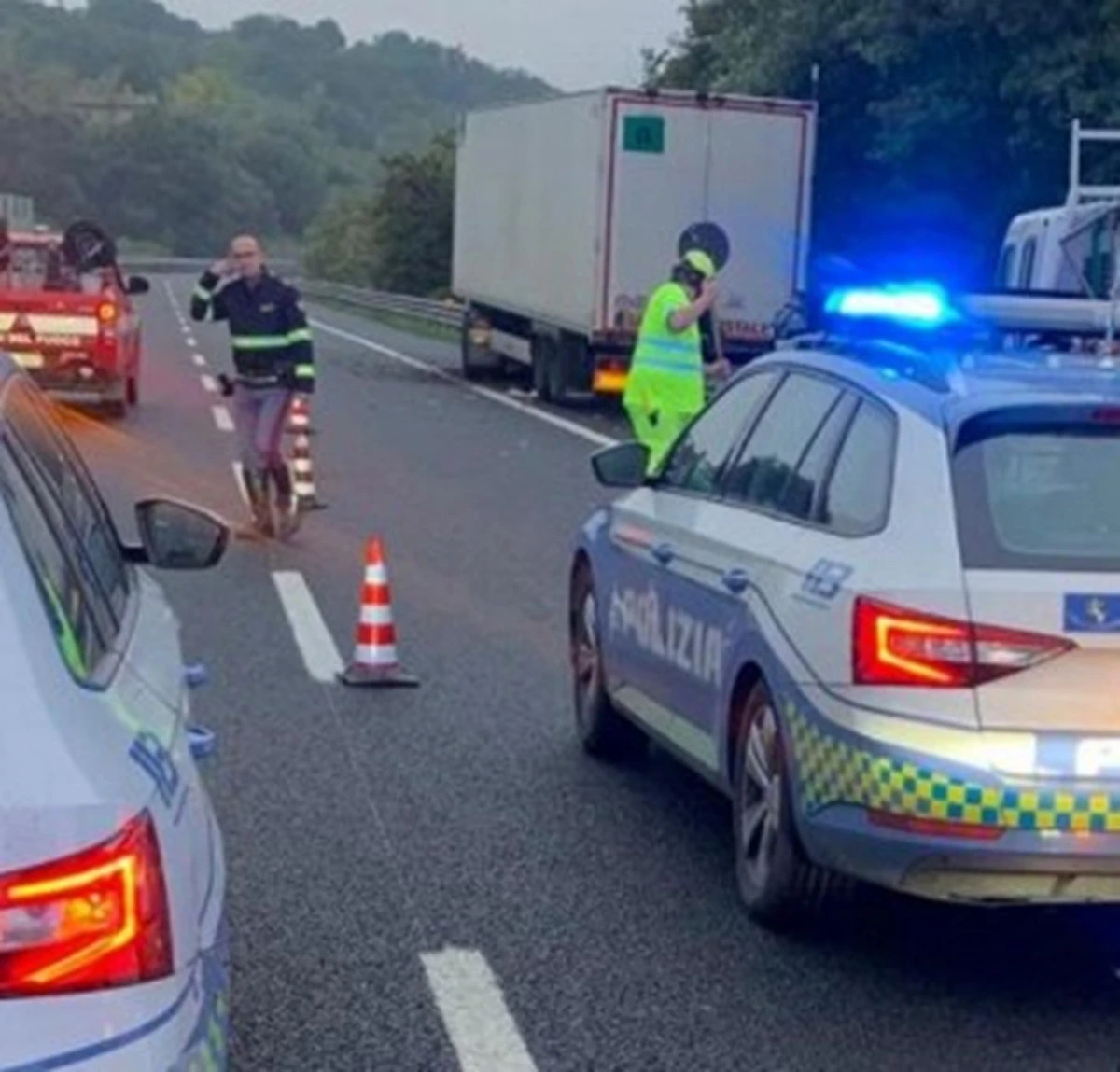 Soccorritori e polizia stradale all'opera dopo l'incidente sulla A31