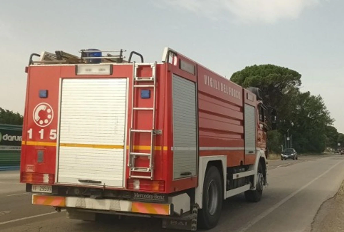 Autoarticolato ribaltato e traffico bloccato sulla statale 16