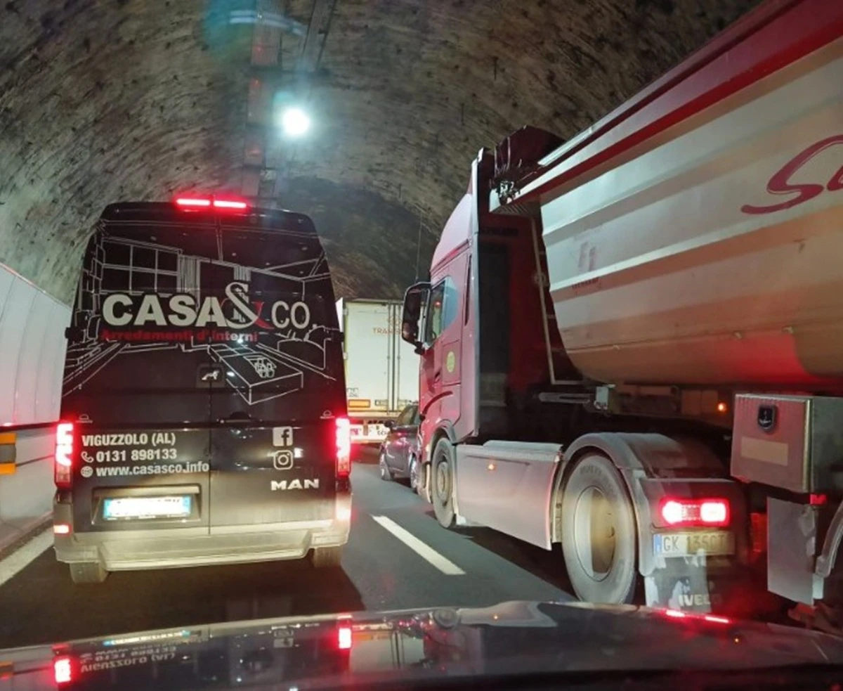 Coda di veicoli e pattuglie in intervento lungo l’autostrada