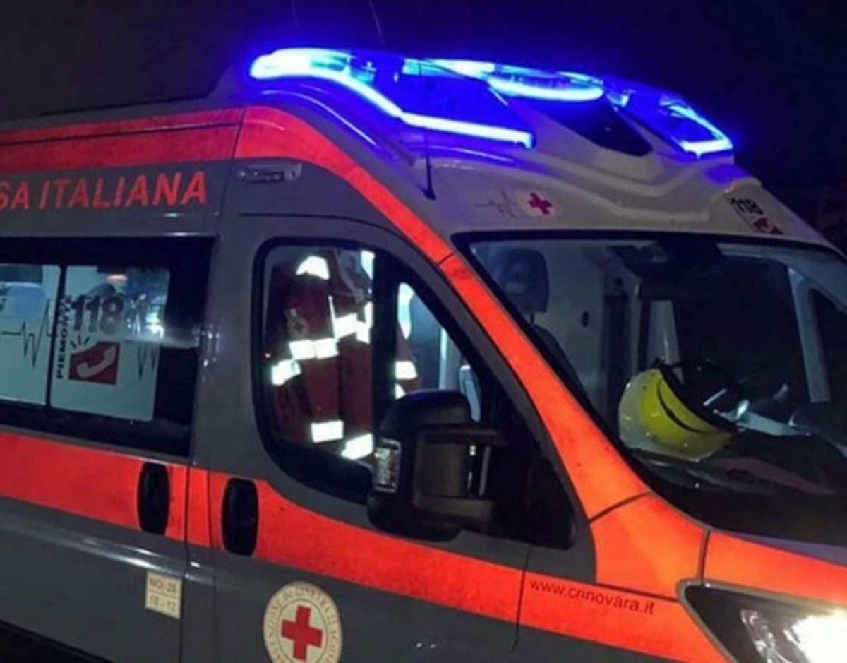 Moto distrutta sotto il suv dopo lo scontro frontale