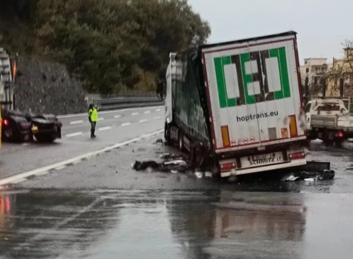 Traffico bloccato in autostrada dopo un incidente tra mezzi pesanti