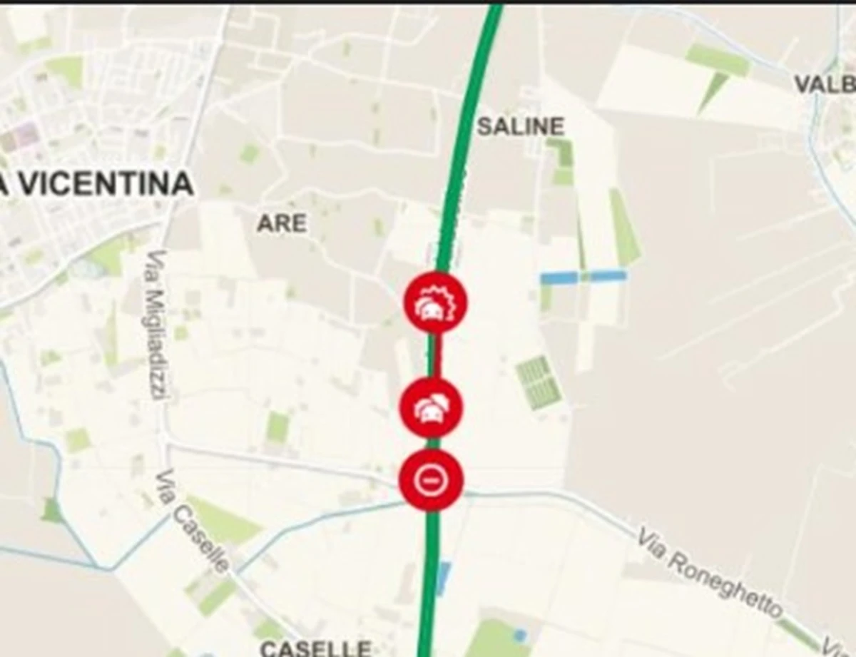 Veicoli di soccorso e forze dell'ordine presidiano il tratto autostradale chiuso dopo l'incidente